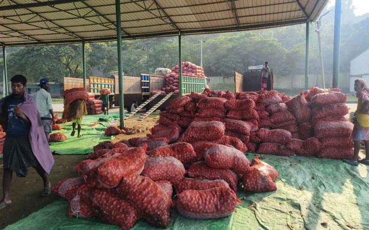 মিয়ানমার থেকে এলো ৫৭৭ মেট্রিকটন পেঁয়াজ