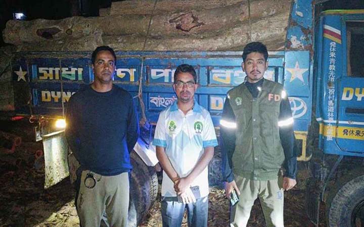 কক্সবাজারে কাঠভর্তি ট্রাক ফেলে পালাল পাচারকারীরা