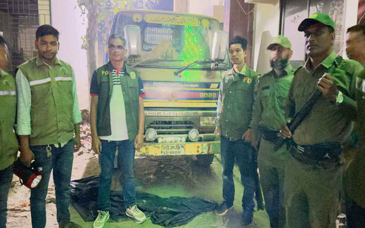 পানেরছড়ায় মাটি কাটার স্কেভেটরসহ ডাম্পার জব্দ