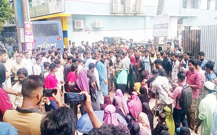 থানা ফটকে বিক্ষোভ রোহিঙ্গা ক্যাম্পে শিক্ষকদের আন্দোলন থেকে আটক ২০