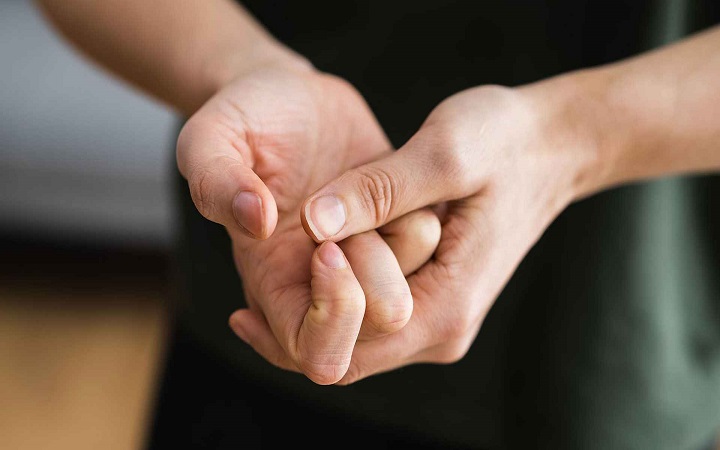 ঘন ঘন আঙুল ফোটানোর স্বভাবে শরীরে কী প্রভাব পড়ে?