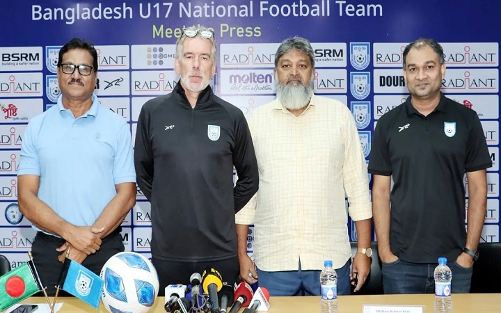 মনোযোগ সরাতে চান না ক্রুইফ