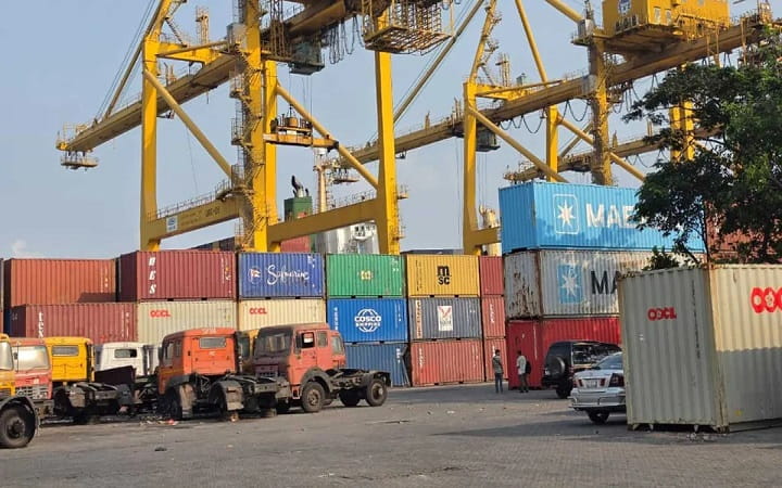 চট্টগ্রাম কাস্টমসের ৩৭৮ কন্টেইনার পণ্য নিলাম হচ্ছে