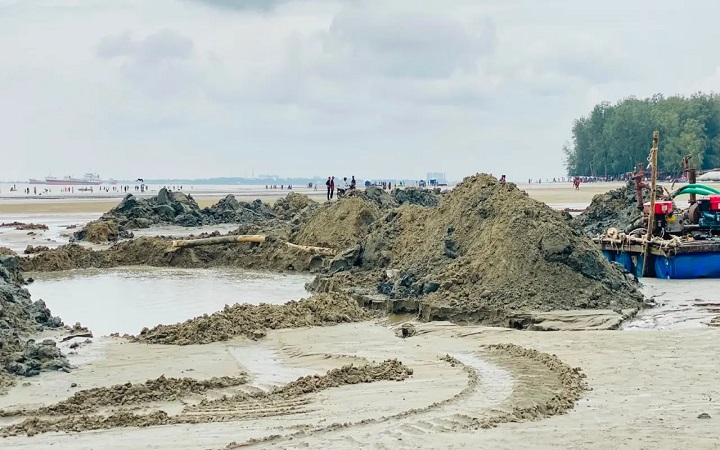পারকি সৈকতে বালু উত্তোলন ঠেকাল স্থানীরা, সরঞ্জাম জব্দ করল পুলিশ