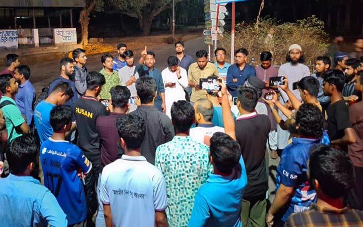 কুয়েট উপাচার্যের পদত্যাগের দাবিতে চবি শিক্ষার্থীদের বিক্ষোভ