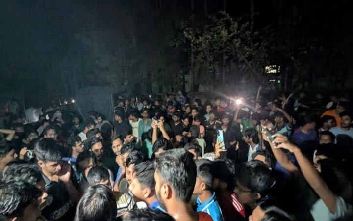 চট্টগ্রাম বিশ্ববিদ্যালয় এলাকায় শিক্ষার্থী ও স্থানীয়দের মধ্যে সংঘর্ষ