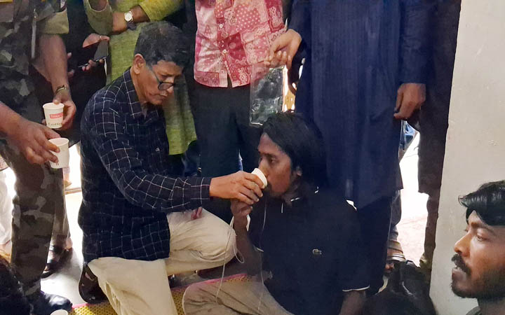 দীর্ঘ ৫২ ঘণ্টা পর অনশন ভাঙলেন চবির ৯ শিক্ষার্থী