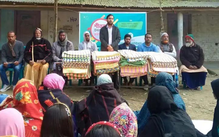শীতার্ত মানুষের পাশে ‘চুয়াডাঙ্গা ভলান্টিয়ার্স’