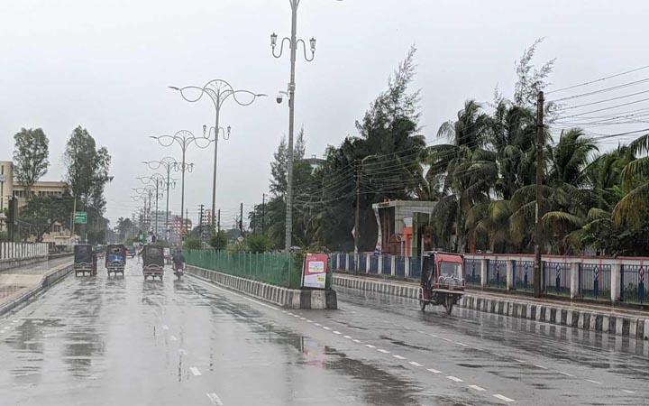 ঘূর্ণিঝড় ‘দানা’র প্রভাবে পটুয়াখালীতে বৃষ্টি