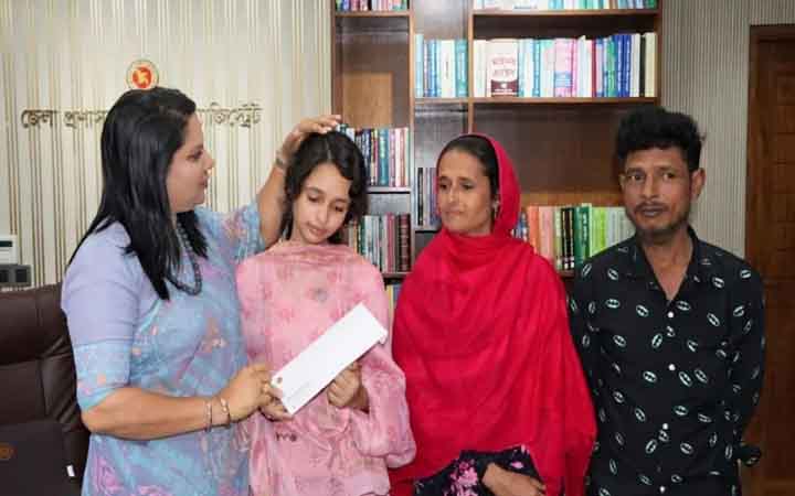 খুপরি ঘরে বেড়ে ওঠা সালমার ডাক্তার হওয়ার স্বপ্নে পাশে দাঁড়ালেন ডিসি ফরিদা