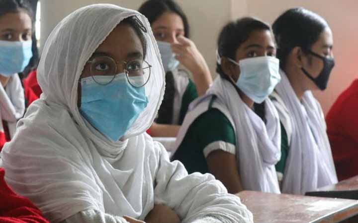 করোনা ভাইরাস : মাস্ক পরলে কি বাঁচবেন
