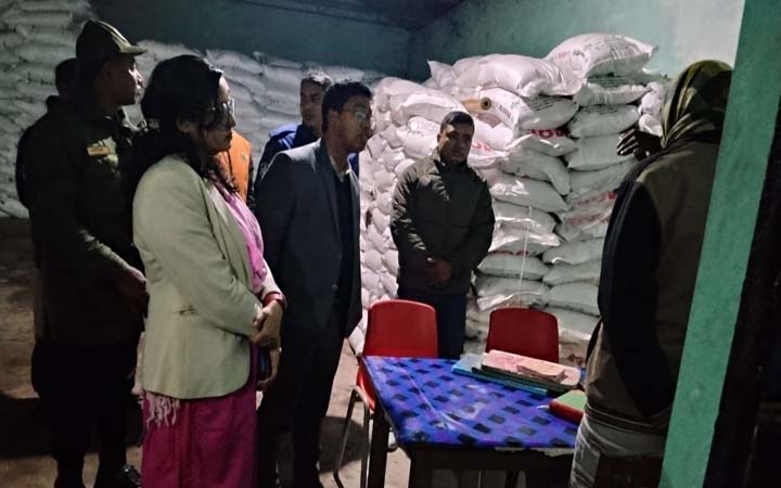 নির্ধারিত মূল্যের বেশি দামে সার বিক্রি, ডিলারকে জরিমানা