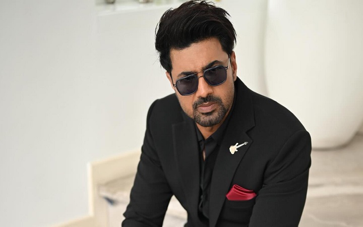 ছবি পোস্ট করে কটাক্ষের শিকার দেব