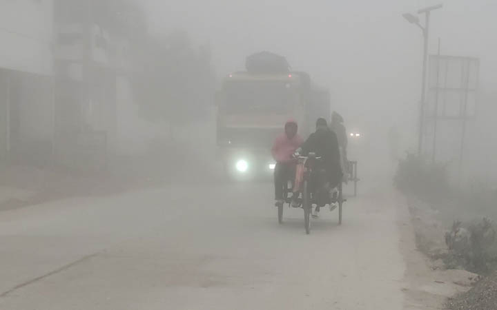 দিনাজপুরে পাঁচ দিন ধরে দেখা মিলছে না সূর্যের