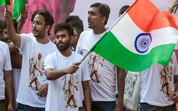 মোদি সরকারকে চ্যালেঞ্জ অভিজিৎ দীপকের