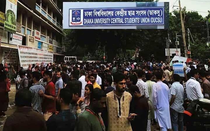 ফলাফলের অপেক্ষায় শিক্ষার্থীরা, সিনেট ভবনে উৎসবমুখর পরিবেশ