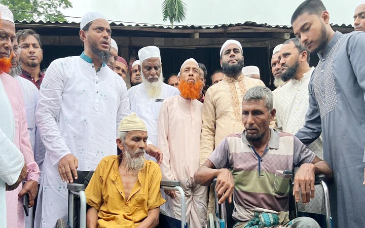 বাউফলে দুস্থদের অটোরিকশা-হুইলচেয়ার উপহার দিলো জামায়াত