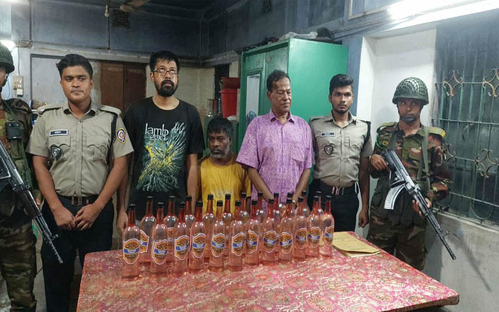 লক্ষ্মীপুরে ঔষধের দোকানে মদ বিক্রি, আটক ৩