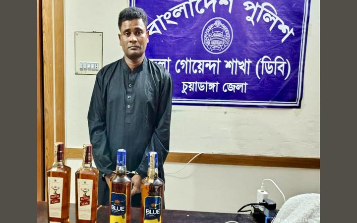 চুয়াডাঙ্গায় মদসহ ভারতীয় নাগরিক আটক
