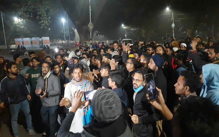 ডাকসুর রূপরেখা প্রণয়নে ৭২ ঘণ্টার আল্টিমেটাম শিক্ষার্থীদের