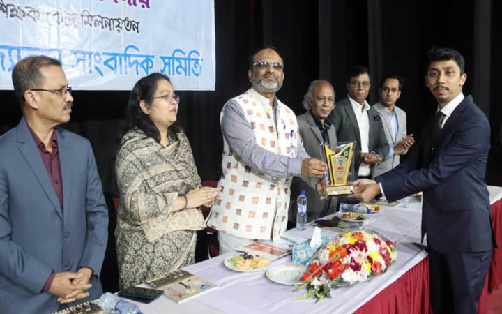 ঢাবির বর্ষসেরা রিপোর্টার সম্মাননা পেলেন ৪ সাংবাদিক