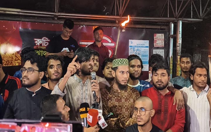 ঢাবি শিক্ষিকাকে কুরুচিপূর্ণ মন্তব্যের প্রতিবাদ, বিচার দাবি