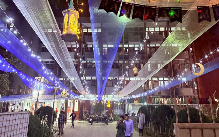 রমজান উপলক্ষ্যে আলোকসজ্জায় ঢাবির হলগুলোতে উৎসবের আমেজ