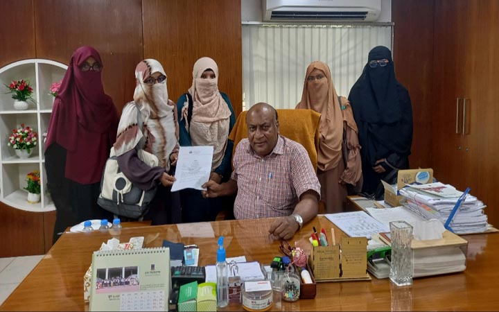 কার্জন হলের বিভিন্ন সমস্যা সমাধানে ৯ দাবি জানিয়ে স্মারকলিপি