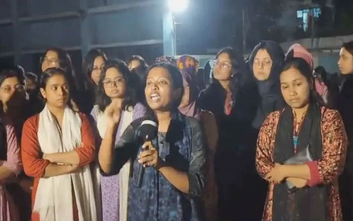 মধ্যরাতে ঢাবির কুয়েত মৈত্রী হলের শিক্ষার্থীদের বিক্ষোভ