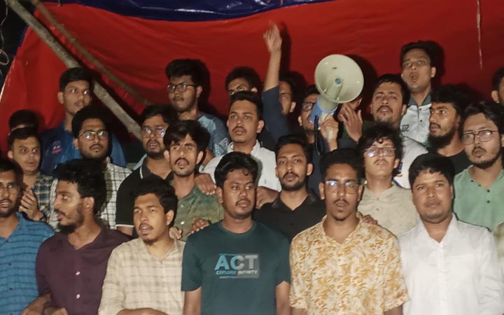 হাসনাত আব্দুল্লাহর ওপর হামলার ঘটনায় ঢাবিতে বিক্ষোভ