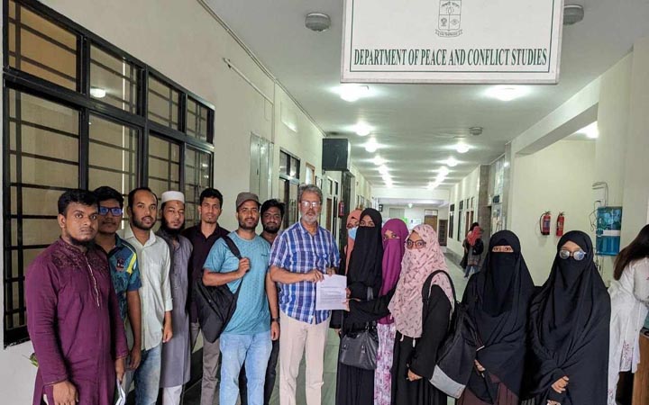 দুটি ফেসবুক পেজের বিরুদ্ধে মামলার প্রস্তুতি ঢাবি ছাত্রীদের