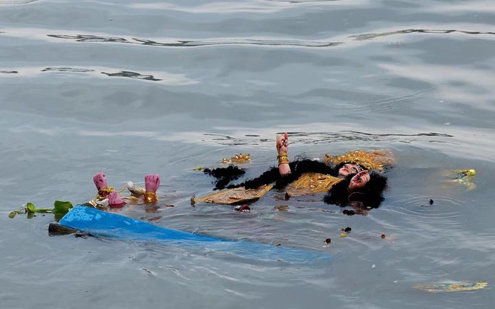 ভারতে দুর্গা বিসর্জনের সময় ১০ শিশুসহ ১৩ জনের মৃত্যু