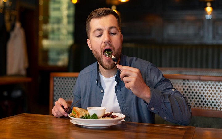 বর্ষায় পেটের অসুখ থেকে বাঁচতে যা করবেন