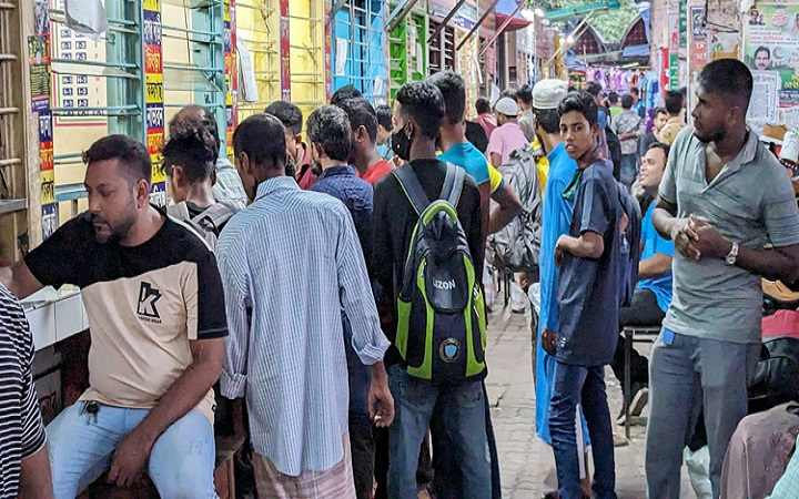 ঈদের দিন ঢাকা ছেড়েছেন ২৪ লাখ সিম ব্যবহারকারী