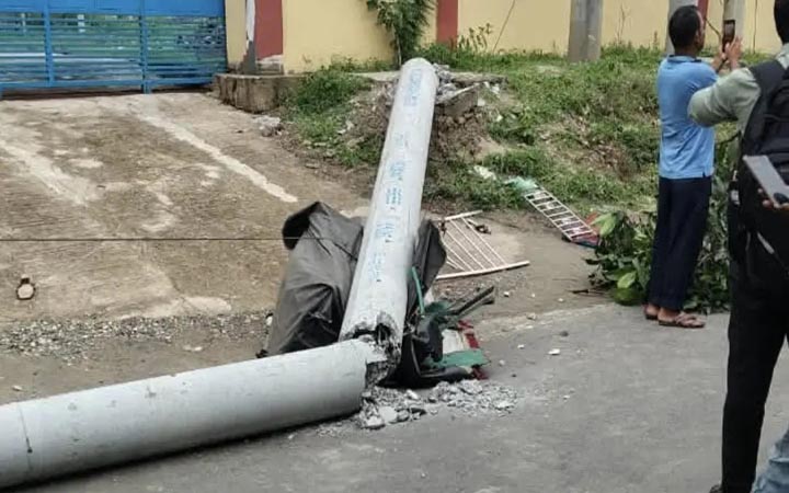 গাজীপুরে চলন্ত অটোরিকশার উপর বিদ্যুতের খুঁটি ভেঙে শিক্ষিকা নিহত