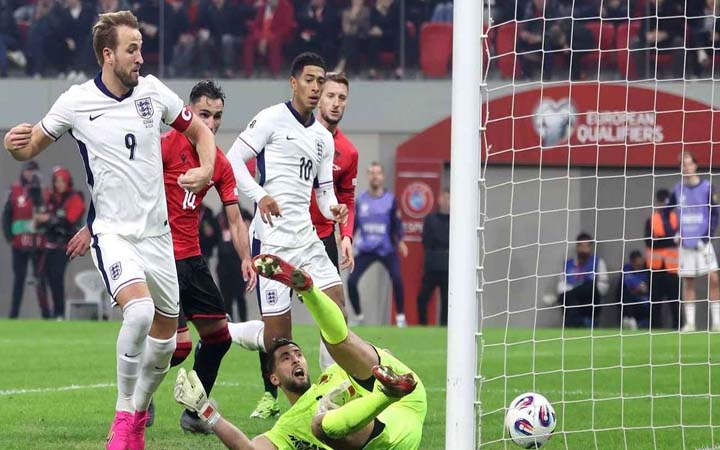 গোলপোস্ট অক্ষত রেখে ইংল্যান্ডের আটে ৮