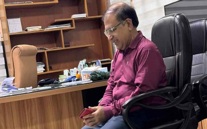 জবিতে স্ত্রীর সঙ্গে দেখা করতে এসে জাবি অধ্যাপক আটক