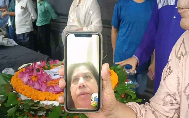ভিডিওকলে ফরিদা পারভীনের শেষ শ্রদ্ধায় রুনা লায়লা