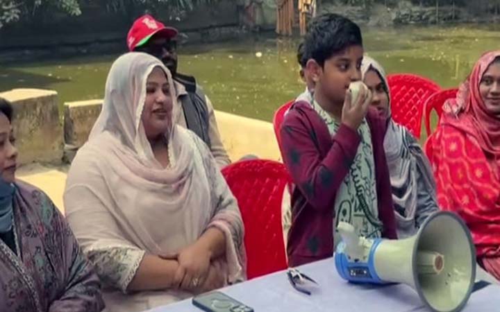 বাবার নির্বাচনি প্রচারণায় শিশুপুত্র!