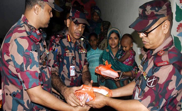 ফেনীতে বন্যাদুর্গত মানুষের পাশে বিজিবি