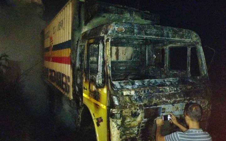 ফেনীতে মালবাহী কাভার্ডভ্যানে আগুন