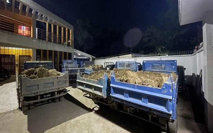 ফেনীতে অবৈধভাবে মাটিকাটা বন্ধে মধ্যরাতে অভিযান, ৬টি ট্রাক জব্দ