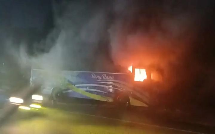 ফেনীতে দাঁড়িয়ে থাকা বাসে আগুন