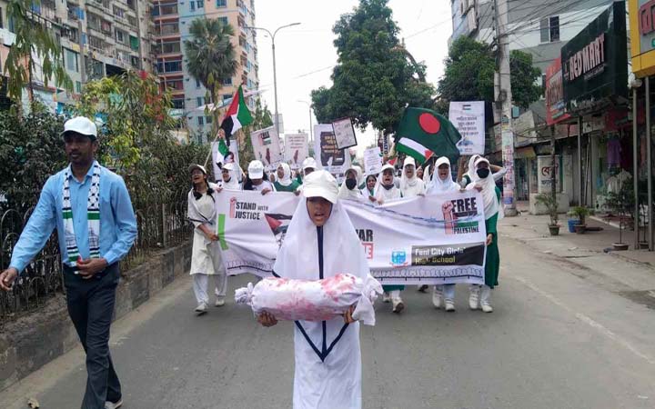 ফিলিস্তিনে বর্বরোচিত হামলার প্রতিবাদে ফেনীতে শিক্ষার্থীদের বিক্ষোভ