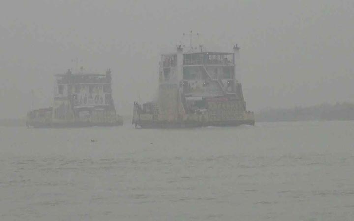 ঘন কুয়াশার কারণে মাঝ নদীতে আটকা পড়েছে ৬ ফেরি
