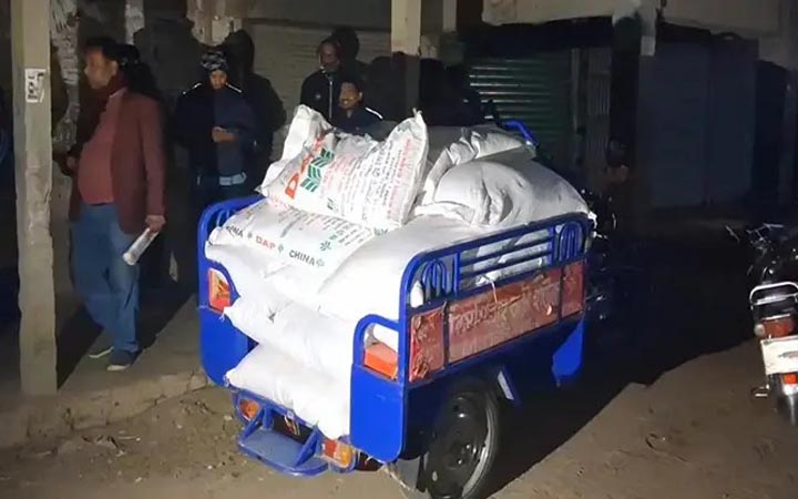 গাইবান্ধায় পাচারের সময় ২০ বস্তা সার জব্দ