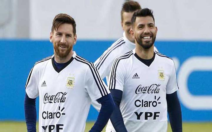 মেসি কেন আর্জেন্টিনার জার্সিতে সাফল্য পান ন : যা বললেন আগুয়েরো