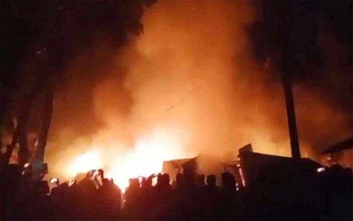 রাজশাহীতে তেলের ট্রাকে বিস্ফোরণ, পুড়ল ৮ দোকান