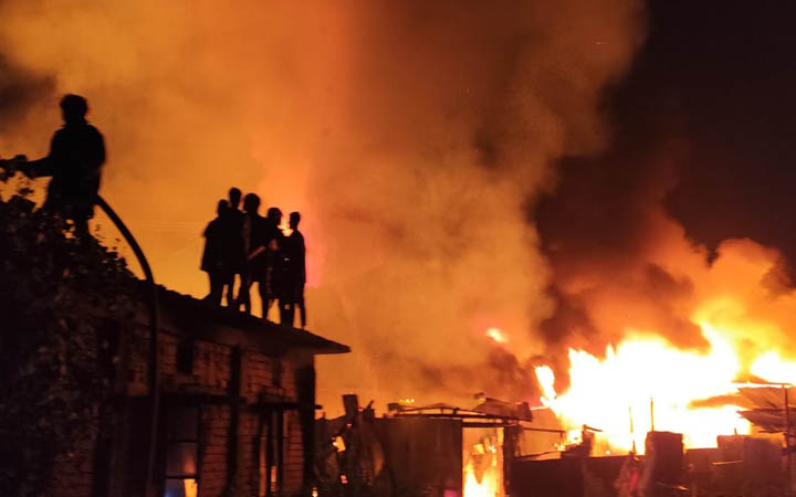 নোয়াখালীর হকার্স মার্কেটে ভয়াবহ আগুন, নিয়ন্ত্রণে ৮ ইউনিট