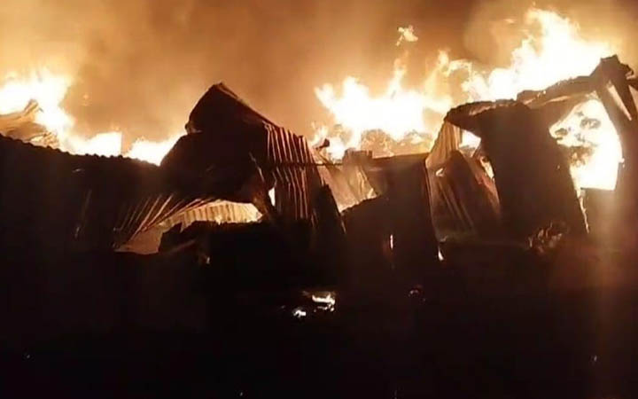 কোনাবাড়িতে আগুনে পুড়েছে ৬টি ঝুট গুদাম